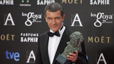 Banderas muestra el codiciado trofeo. (AP)