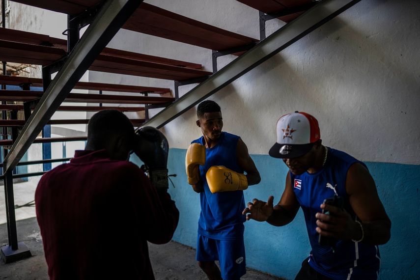 Boxeadores cubanos entrenan en el gimnasio Rafael Trejo en La Habana Vieja, el miércoles 6 de abril de 2022&nbsp;