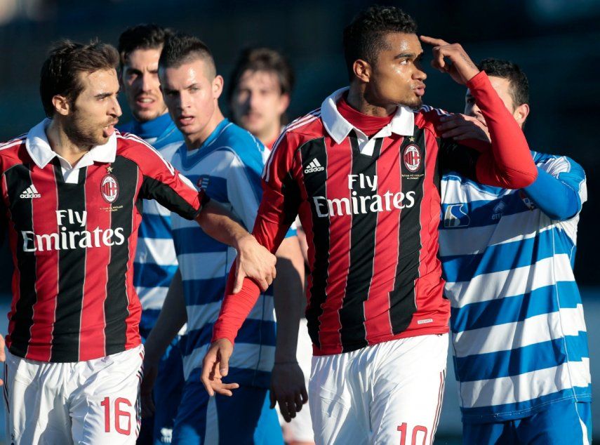 Kevin-Prince Boateng, mediocampista del AC Milán, hace un gesto en dirección de la multitud al salir de la cancha tras recibir insultos racistas el jueves 3 de enero de 2013, durante un partido amistoso en Busto Arsizio, cerca de Milán, Italia. La FIFA tomó acciones contra los aficionados del club rossonero&nbsp;