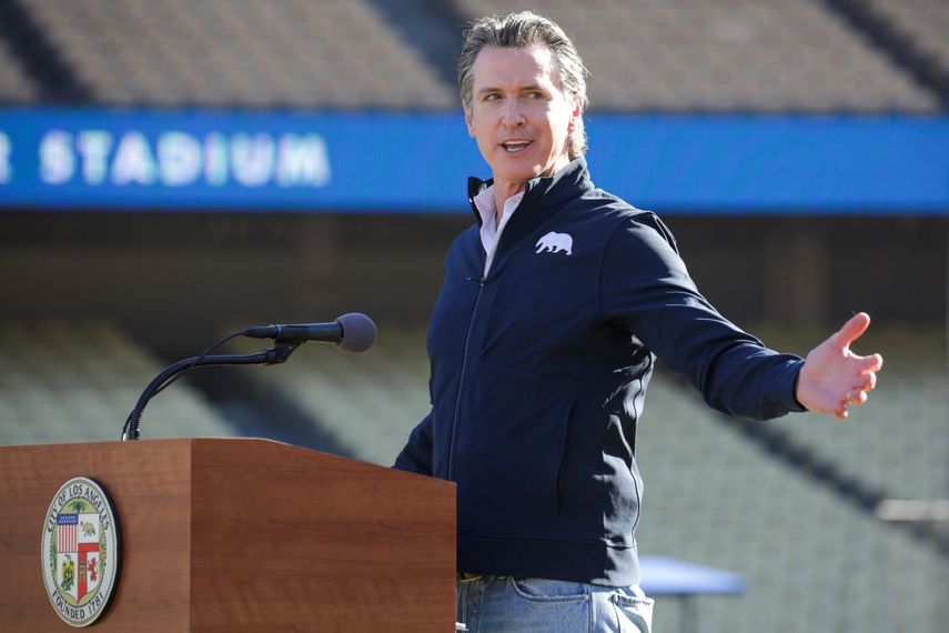 El gobernador de California, Gavin Newsom, habla durante la inauguración de un sitio de vacunación contra el COVID-19, en Los Ángeles, en 2021.