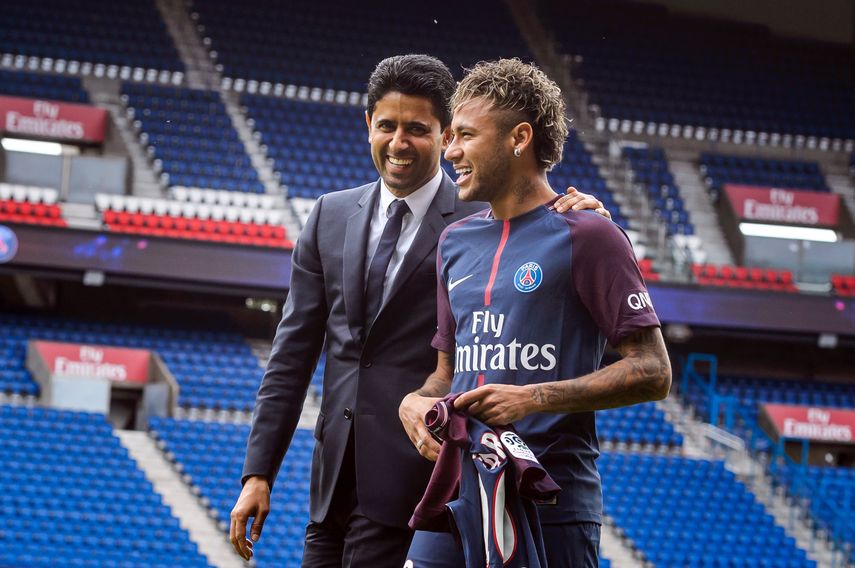 El presidente del PSG, Nasser al Khelaifi (izquierda), y el delantero brasileño Neymar sonríen durante la presentación del delantero como nuevo jugador del equipo francés 