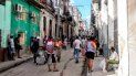 Cola para comprar refresco en la calle Maloja, en Los Sitios, La Habana, Cuba. Cola para comprar refresco en la calle Maloja, en Los Sitios, La Habana, Cuba.