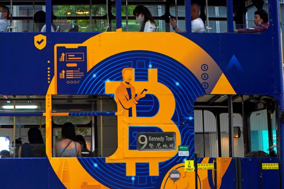 Un anuncio de la criptomoneda bitcoin en un tranvía en Hong Kong. Un anuncio de la criptomoneda bitcoin en un tranvía en Hong Kong.
