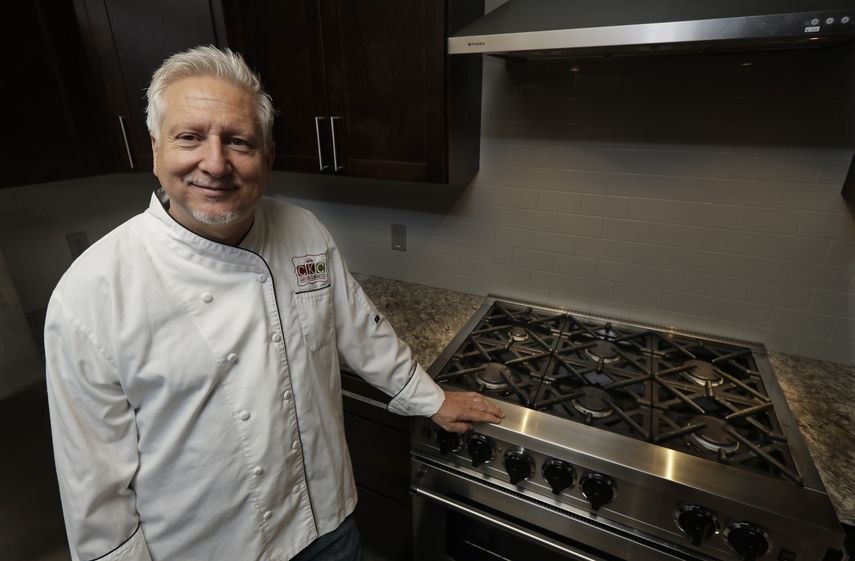 El chef Ken McNamee posa para una foto en Seattle. McNamee trabaja para clubes privados y tambi&eacute;n cocina para clientes ricos en sus domicilios. Es uno de muchos trabajadores al servicio de los ricos en EEUU.