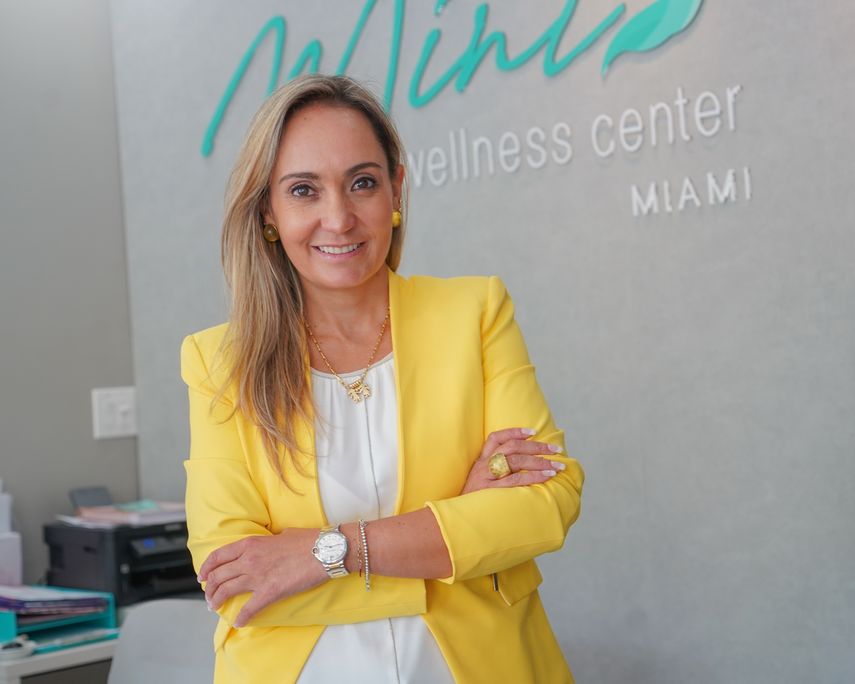 La esteticista ecuatoriana Paula Christiansen, premiada por el Foro Económico de Mujeres.