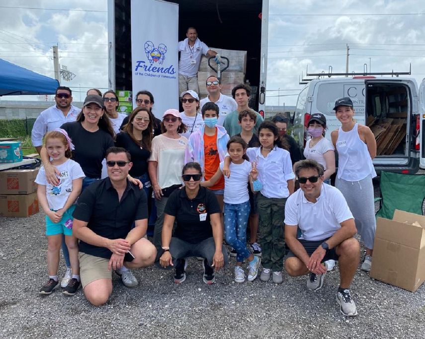 El grupo de voluntarios que colaboró en la recolección de insumos para niños que será llevado a Venezuela.&nbsp;