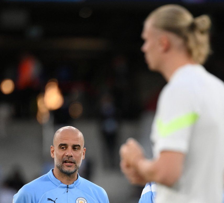 Pep Guardiola durante el entrenamiento del Manchester City