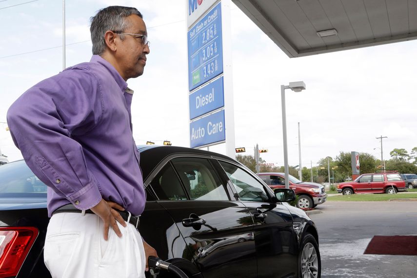 El precio promedio nacional de la gasolina en Estados Unidos bajó 33 centavos y en octubre terminó en 3 dólares por galón, pero para el 1 de noviembre bajó un poco más a 2,995 dólares, de acuerdo con la asociación automovilística American Automobile As