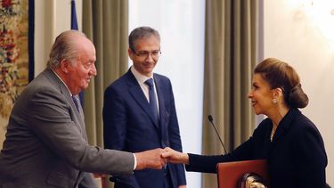 El rey Juan Carlos hace entrega del Premio de Economía que lleva su nombre a la economista estadounidense de origen cubano Carmen Reinhart en un acto celebrado este 11 de diciembre en el Banco de España.