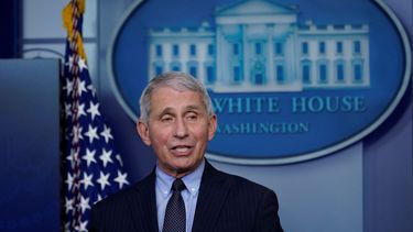 El doctor Anthony Fauci, el máximo experto en enfermedades infecciosas de EEUU, habla con reporteros en la Sala de Prensa James Brady de la Casa Blanca, en Washington.