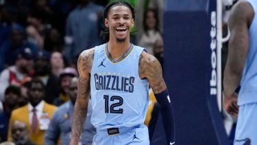 Ja Morant (12), escolta de los Grizzlies de Memphis, reacciona después de una clavada en los últimos segundos del tiempo extra durante el partido de baloncesto de la NBA en contra de los Pelicans en Nueva Orleans, el martes 26 de diciembre de 2023.