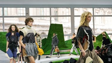 Una modelo presenta una creación de Louis Vuitton para el desfile de la colección de Prêt-à-porter femenino Otoño/Invierno 2026-2027, como parte de la Semana de la Moda Femenina de París, en París, el 10 de marzo de 2026.