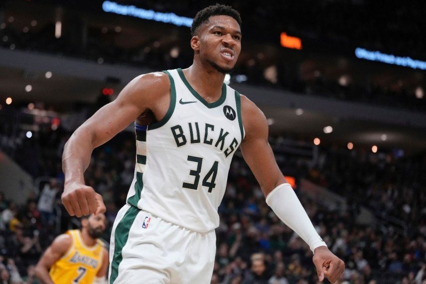 El griego Giannis Antetokounmpo, de los Bucks de Milwaukee, festeja tras lograr una clavada frente a los Lakers de Los Ángeles, en un partido de pretemporada realizado el jueves 10 de octubre de 2024&nbsp;