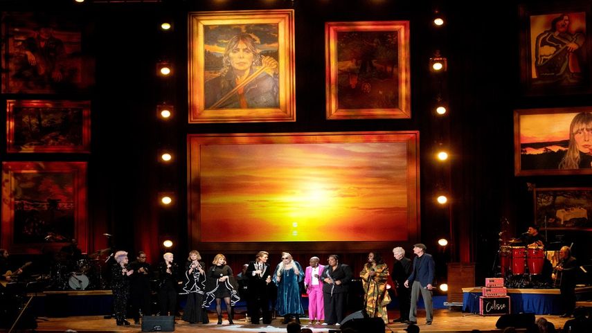 La cantautora canadiense Joni Mitchell, homenajeada, actúa durante la ceremonia del Premio Gershwin de Canción Popular de la Biblioteca del Congreso en Washington, DC, el 1 de marzo de 2023.