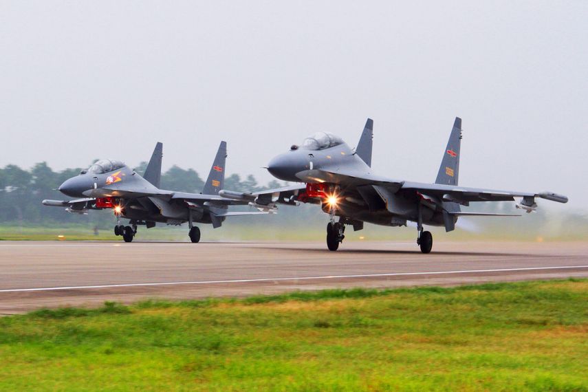 En esta fotografía sin fecha publicada por la agencia de noticias china Xinhua, se muestran dos aviones chinos SU-30 mientras despegan en un sitio no especificado.