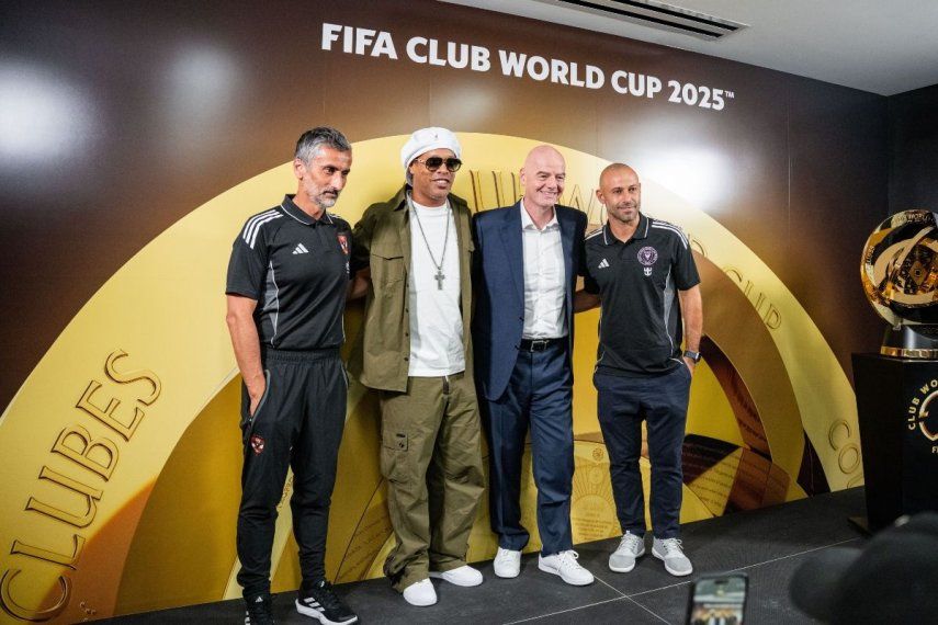 José Rivero, DT del Al Ahly; el exjugador Ronaldinho; Gianni Infantino, presidente de la FIFA; y Javier Mascherano, DT del Inter Miami, en las oficinas del organismo en Coral Gables. José Rivero, DT del Al Ahly; el exjugador Ronaldinho; Gianni Infantino, presidente de la FIFA; y Javier Mascherano, DT del Inter Miami, en las oficinas del organismo en Coral Gables.