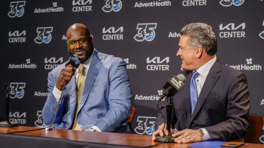 Shaquille ONeal, izquierda, y Alex Martins, derecha, CEO del Orlando Magic, hablan durante una conferencia de prensa previa al partido sobre el Orlando Magic retirando su camiseta antes del partido de baloncesto de la NBA Oklahoma City Thunder, el martes 13 de febrero de 2024, en Orlando, Florida.&nbsp;