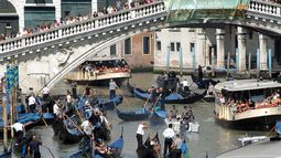 El Puente de Rialto, que data del siglo XVI, es el más antiguo de los cuatro puentes de Venecia que cruzan el Gran Canal y es una de las atracciones turísticas más destacadas.