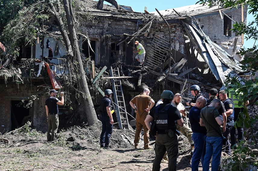 Los investigadores ucranianos trabajan fuera de los edificios residenciales destruidos por un ataque de Rusia con misiles en Kharkiv, en medio de la invasión militar de Rusia lanzada contra Ucrania.