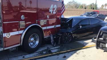Un auto Tesla Model S impactó contra un camión de bomberos que se encontraba detenido. Sucedió en Culver City, California.