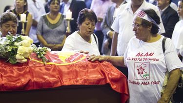 Miles de personas, incluidos políticos y partidarios, acuden este jueves a despedir al expresidente peruano&nbsp;Alan&nbsp;García en el velatorio levantado en la Casa del Pueblo, la antigua sede del partido Aprista en el centro de Lima (Perú).