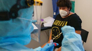 Un trabajador de la salud vestido con equipo de protección toma muestras de una mujer para detectar la enfermedad COVID-19 en el centro de salud de La Jota en Zaragoza el 10 de agosto de 2020. España ha agregado 19.405 nuevos casos de coronavirus la semana pasada, pero el Ministerio de Salud dice el país no está entrando en una segunda ola de la pandemia.