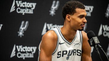 El francés Victor Wembanyama, de los Spurs de San Antonio, habla con los medios durante una rueda de prensa, el 29 de septiembre de 2025.