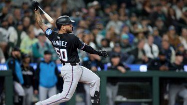 Agustín Ramírez #50 de los Marlins de Miami observa su jonrón de dos carreras durante la octava entrada contra los Marineros de Seattle en el T-Mobile Park el 25 de abril de 2025 en Seattle, Washington.&nbsp;