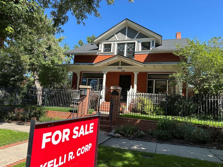 Un letrero de “Se vende” afuera de una casa en venta en el vecindario de Alamo Placita, en Denver, Colorado.