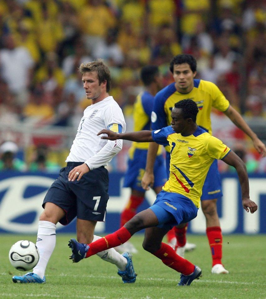 El mediocampista inglés, David Beckham (izq), disputa el balón con el jugador ecuatoriano Christian Lara durante un partido entre ambas selecciones, el 25 de junio de 2006.