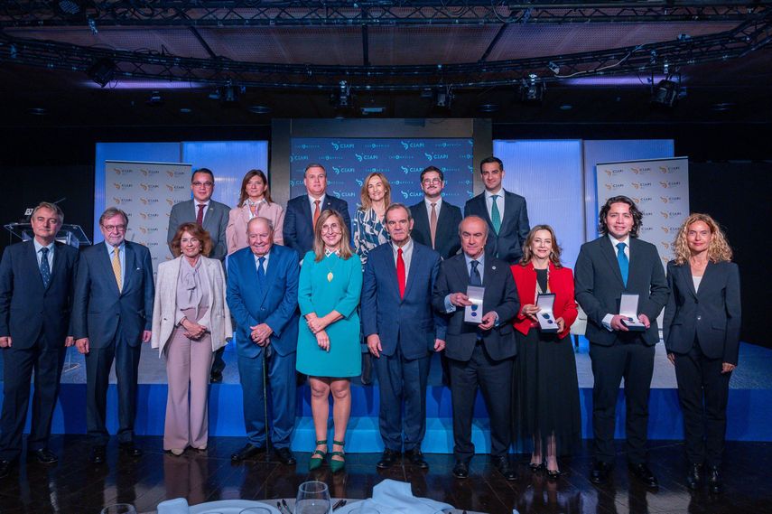 Los galardonados con la Medalla de Honor de CEAPI, Andrés Allamand (SEGIB), Mariano Jabonero (OEI), Max Trejo (OIJ, entre 2016 y 2025) y Ana Teresa Ayala (decana de los Embajadores Iberoamericanos en España), junto a los Embajadores de Iberoamérica, la presidenta de CEAPI, Núria Vilanova, y las instituciones españolas