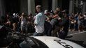 La policía detiene a un manifestante antigubernamental durante una protesta en La Habana, Cuba, el domingo 11 de julio de 2021. Cientos de manifestantes salieron a las calles en varias ciudades de Cuba para protestar contra la actual escasez de alimentos y los precios elevados de los productos en medio de la crisis por la pandemia del nuevo coronavirus. La policía detiene a un manifestante antigubernamental durante una protesta en La Habana, Cuba, el domingo 11 de julio de 2021. Cientos de manifestantes salieron a las calles en varias ciudades de Cuba para protestar contra la actual escasez de alimentos y los precios elevados de los productos en medio de la crisis por la pandemia del nuevo coronavirus.