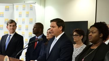 Ron DeSantis, gobernador de Florida, confirma contagio por coronavirus de dos personas del Estado del Sol.