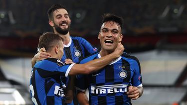 El argentino Lautaro Mart&iacute;nez celebra junto a sus compa&ntilde;eros del Inter luego de marcar uno de los dos tantos, en el 5-0 con el que eliminaron al Shakhtar Donetsk, para instalarse en la final