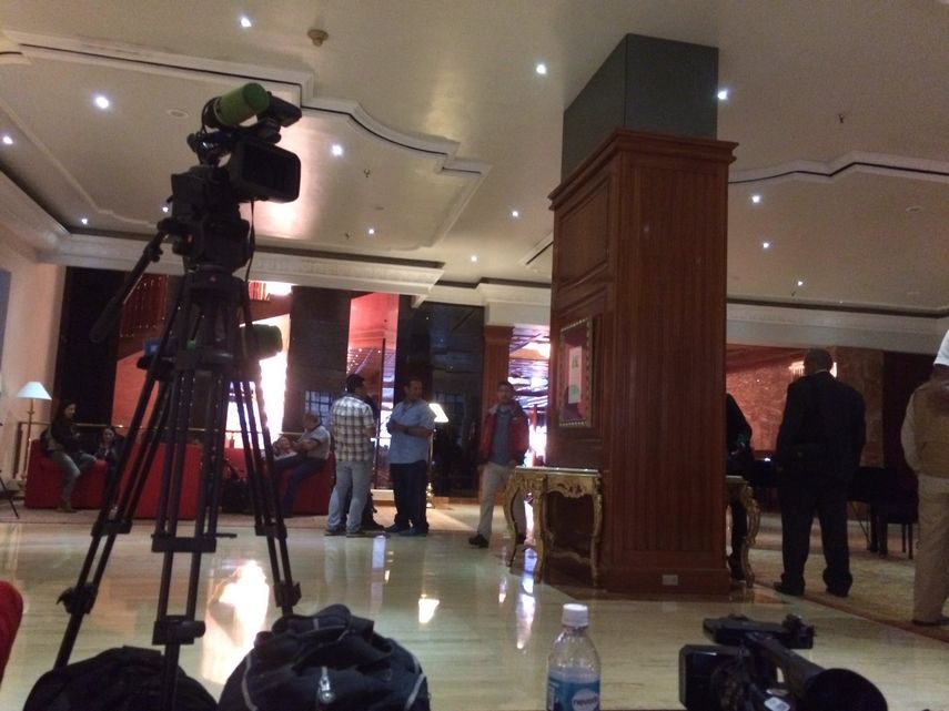 Periodistas esperaron a las afueras de los salones donde se produjo el encuentro