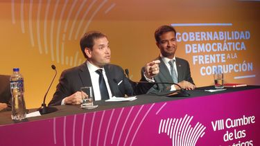 El senador estadounidense Marco Rubio (izq.) y el representante ante la Cámara de EEUU Carlos Curbelo (der.), durante una rueda de prensa en Lima, Perú.