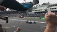 Integrantes del equipo Mercedes celebran el título de Hamilton después de cruzar la meta.&nbsp;