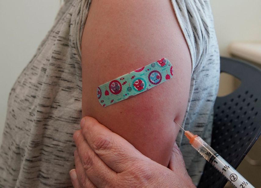 Una enfermera administra una vacuna contra el virus del sarampión, las paperas y la rubéola fabricada por Merck en el Departamento de Salud del Condado de Utah el 29 de abril de 2019 en Provo, Utah.