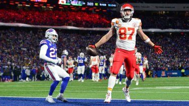 Travis Kelce (87), tight end de los Chiefs de Kansas City, anota un touchdown en contra de los Bills de Buffalo, durante el segundo cuarto del juego de la ronda divisional de los playoffs de la NFL, el domingo 21 de enero de 2024, en Orchard Park, Nueva York.&nbsp;