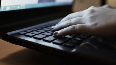 Los agentes constataron que el capitán de corbeta tenía en su residencia miles de archivos digitales con imágenes de sexo explícito con niños y adolescentes, detalló la nota. (PEXELS) 
