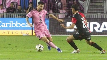 Leo Messi disputa un balón en partido amistoso del Inter Miami contra el Newells.