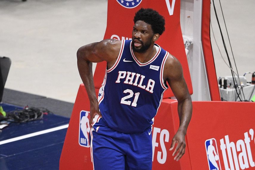 Joel Embiid firma con los Sixers por cuatro años