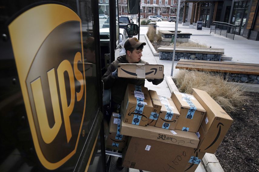 Un empleado de UPS decarga paquetes para su distribución.