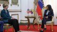 Esta imagen, difundida por la Presidencia de Venezuela, muestra a la presidenta interina de Venezuela, Delcy Rodríguez (derecha), conversando con la nueva jefa de la misión diplomática de Estados Unidos para Venezuela, Laura Dogu, durante una reunión en el Palacio Presidencial de Miraflores en Caracas el 2 de febrero de 2026. &nbsp;