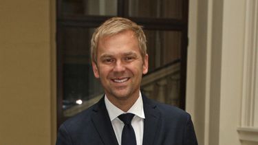 El chef Bill Granger posa para una fotografía en el Palacio de Buckingham, en Londres, el 13 de octubre de 2011.