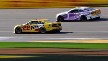 Joey Logano (22) pasa a Ross Chastain (1) durante una carrera de autos de la NASCAR Cup Series el domingo 16 de octubre de 2022 en Las Vegas.&nbsp;