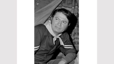 En esta foto del 2 de diciembre de 1966, el actor Larry Storch, uno de los protagonistas de la serie F Troop, posa durante la filmación de un episodio en los estudios de Warner Brothers en Los Angeles.