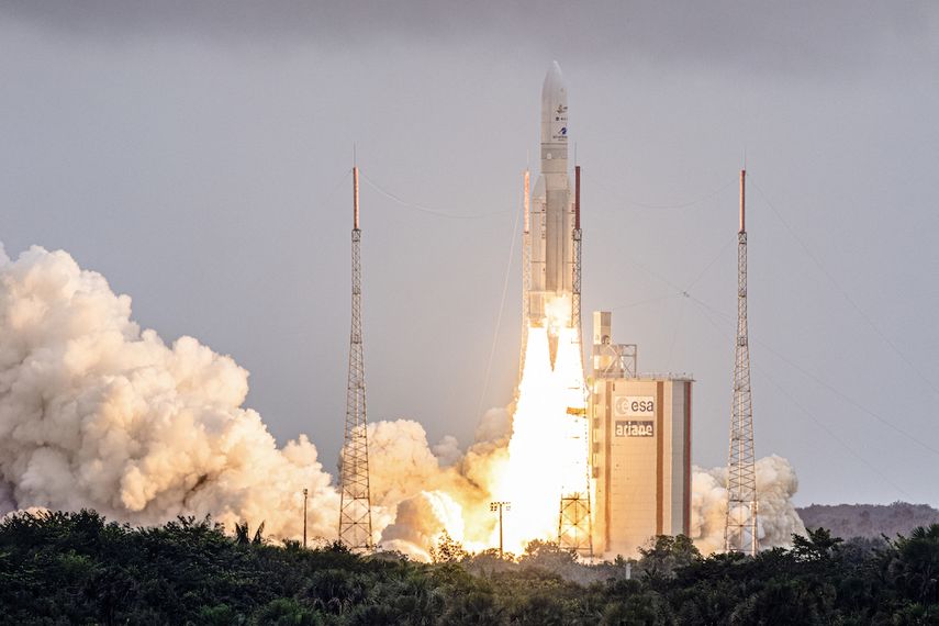 El cohete Ariane 5 de Arianespace con el telescopio espacial James Webb de la NASA a bordo se eleva desde la plataforma de lanzamiento, en el puerto espacial de Europa, el Centro Espacial de Guayana en Kourou, Guayana Francesa, el 25 de diciembre de 2021.&nbsp;&nbsp;