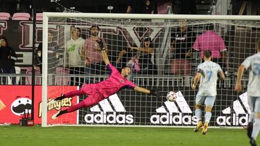 El arquero del Inter Miami John McCarthy es vencido por un remate de Ola Kamara (no aparece en la foto), del DC United, la noche del 29 de mayo en el en el DRV PNK Stadium en Fort Lauderdale