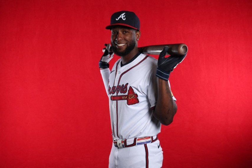 Jurickson Profar #17 de los Bravos de Atlanta posa para una foto durante el día de fotos de los entrenamientos de primavera en el Parque CoolToday el 20 de febrero de 2026 en North Port, Florida.&nbsp;